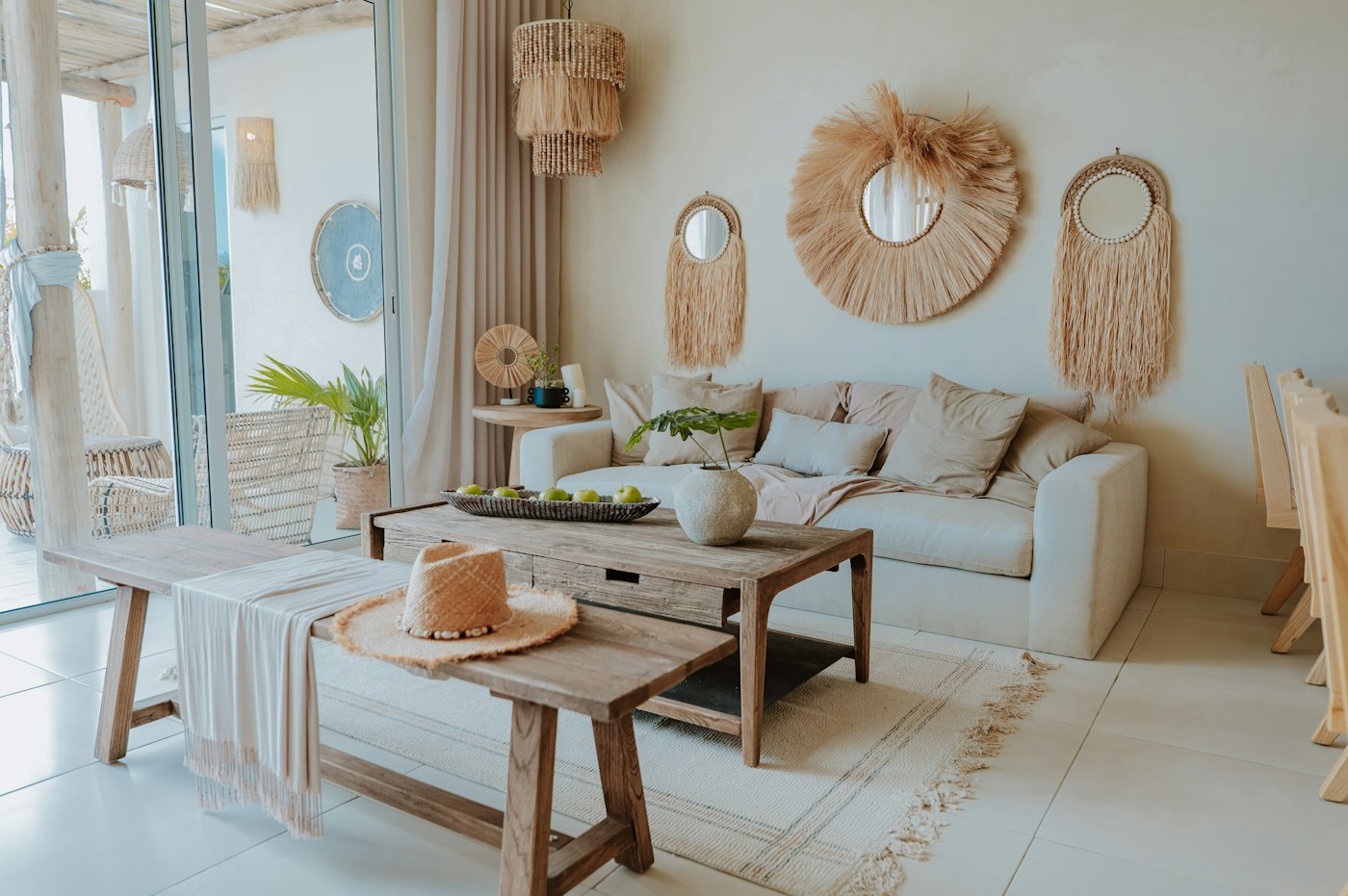 Sala de estar clara com móveis de madeira